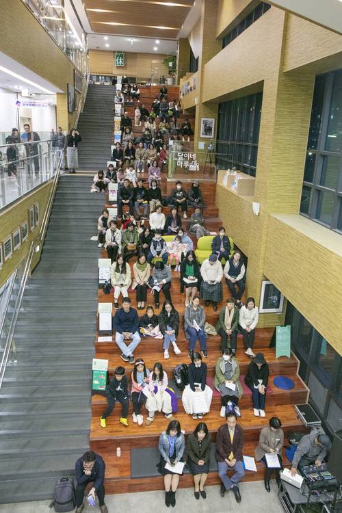 평택 배다리도서관에서 진행된 시민도서선정위원회 모임. 2018년 10월 개관한 배다리도서관은 개방성을 강조한 열람실과 다양한 문화프로그램 진행이 가능해 평택시를 대표하는 문화 공간으로 각광받고 있다. /평택시 제공