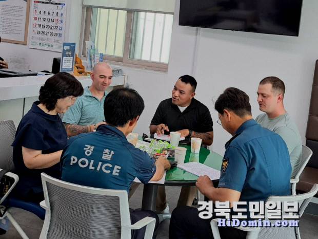 포항에 주둔한 미군과 경찰이 지역 치안 강화를 위해 머리를 맞댔다. 사진은 포항남부경찰서 오천파출소와 캠프무적 주한미군의 현장 대응 강화를 위한 간담회 모습. 포항남부경찰서 제공.
