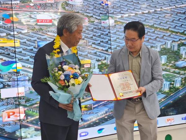 강대일 한국노벨재단 총재(오른쪽)가 16일 서울 종로 시상식에서 구봉 김해종 작가에게 '예술훈장'을 전수하고 있다. 구봉 김해종 작가
