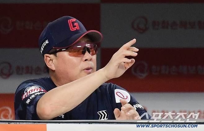 13일 대전 한화생명 볼파크에서 열린 한화 이글스와 롯데 자이언츠의 경기. 2회 5실점 후 코치들과 이야기를 나누는 롯데 김태형 감독. 대전=송정헌 기자songs@sportschosun.com/2025.08.13/