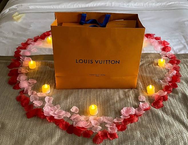 한 온라인 커뮤니티에 올라온 '프러포즈 백' 후기./다이렉트 결혼 준비 캡처