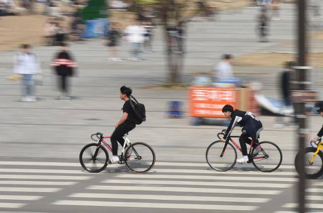 한 무리의 픽시 자전거 이용자들이 서울 여의도지구 자전거 도로를 달리고 있다. 박서강 기자
