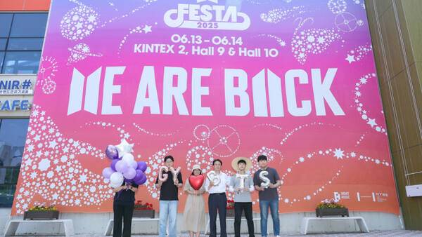 ‘2025 BTS FESTA’를 기념해 시가 설치한 대형 현수막 앞에서 이동환 고양특례시장과 관람객들이 함께 기념촬영을 하고 있다. 고양특례시 제공