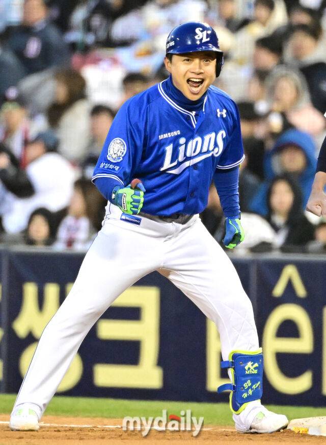 2025년 3월 29일 오후 서울 잠실구장에서 진행된 '2025 신한 SOL뱅크 KBO 리그' 삼성 라이온즈와 두산 베어스의 경기. 삼성 김헌곤이 7회초 무사 2.3루서 1타점 역전 적시타를 친 뒤 기뻐하고 있다./마이데일리