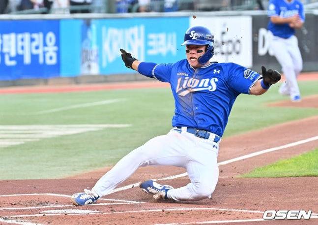 삼성 박승규가 17일 사직 롯데전에서 1회초 득점을 올리고 있다.