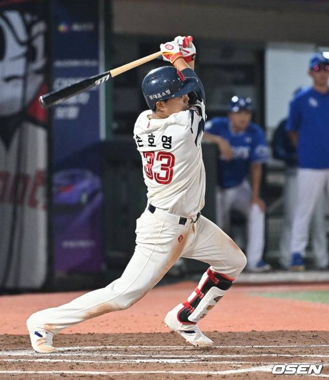 롯데 손호영이 17일 사직 삼성전에서 6회 1타점 적시타를 기록하고 있다.