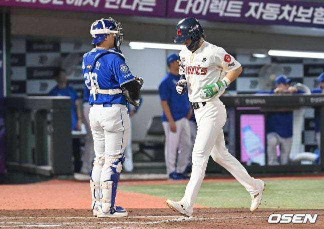 롯데 한태양이 17일 사직 삼성전에서 7회 양도근의 송구 실책으로 홈을 밟고 있다.