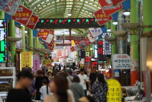 ◇올해 상반기 속초시 체류인구가 월평균 73만명 이상인 것으로 나타났다. 사진은 속초관광수산시장 모습.