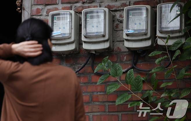 서울의 한 주택가에 설치된 전력 계량기 앞으로 시민들이 오가고 있다. /뉴스1 ⓒ News1 이동해 기자