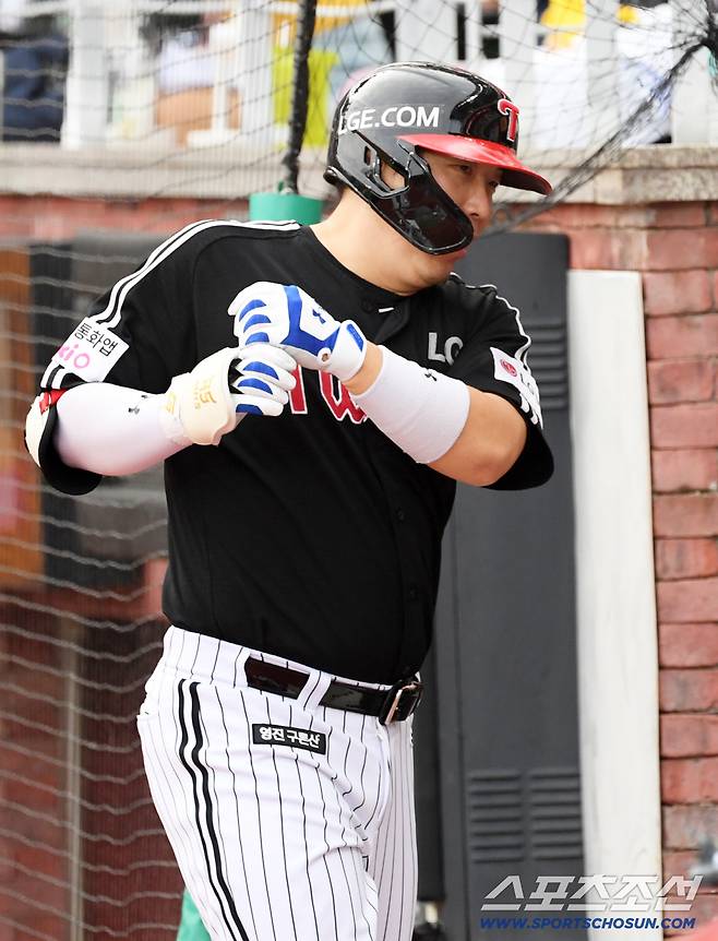 더그아웃 앞에 들어선 김현수가 자신을 따라한 염경엽 감독을 흉내내고 있다.