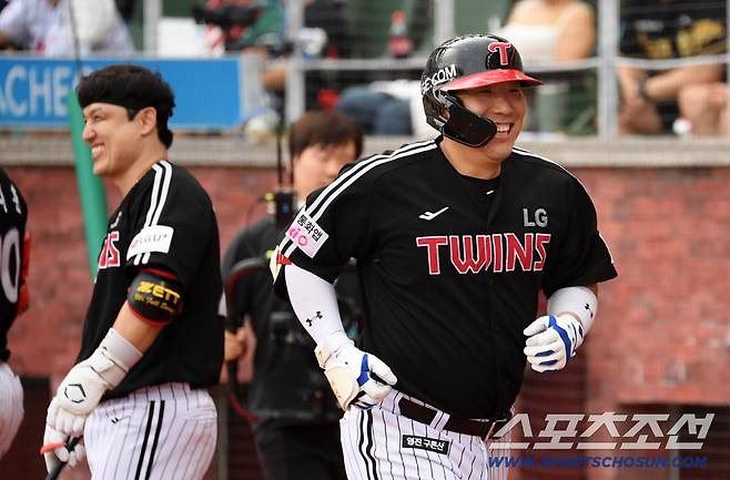 최민준 상대 길었던 무안타 침묵을 투런포로 시원하게 깨버린 김현수.