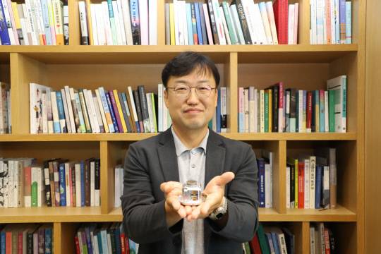 인세라솔루션 권영관 대표가 자체 개발한 FSM을 들어보이고 있다. 박하늘 기자