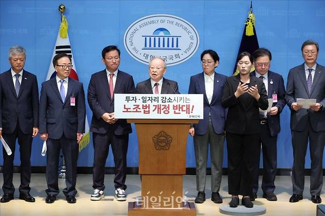 CJ 대표이사 회장인 손경식 한국경영자총협회(경총) 회장이 18일 오전 서울 여의도 국회 소통관 기자회견장에서 열린 이른바 '노란봉투법'으로 알려진 노조법 2, 3조 개정 중단을 촉구하는 기자회견에서 발언을 하고 있다. ⓒ데일리안 홍금표 기자