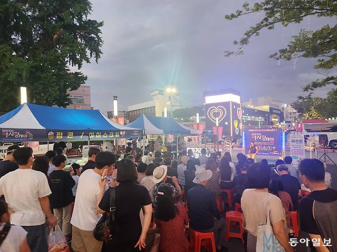 강릉시 월화거리 야시장이 관광객과 시민들로 붐비고 있다. 강릉시 제공