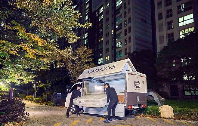 시몬스의 2인 1조 전담 배송팀이 매트리스를 배송하고 있다. 시몬스 제공