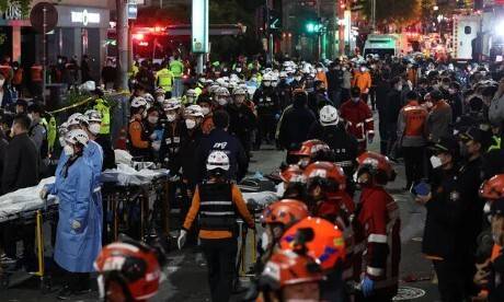 2022년 10월29일 밤 서울 용산구 이태원 참사 현장에 사망자 이송을 위해 구급대원 등이 대기하고 있다. 연합뉴스