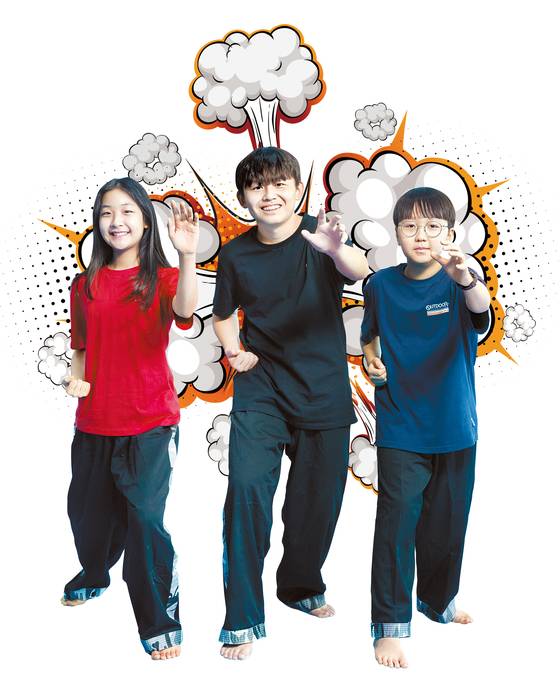 영화나 TV로 많이 봤던 무술의 세계를 접하기 위해 하울링세계무술을 찾은 김민영·홍원교·박건우(왼쪽부터) 학생기자가 자신을 스스로 지킬 수 있는 무술을 배워봤다.