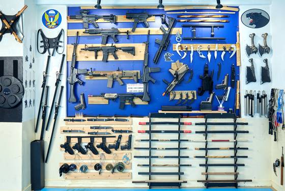 맨몸 기술뿐만 아니라 스틱·칼·총을 이용한 다양한 무기술도 배워볼 수 있다. 하울링세계무술에 전시된 다양한 무기들.