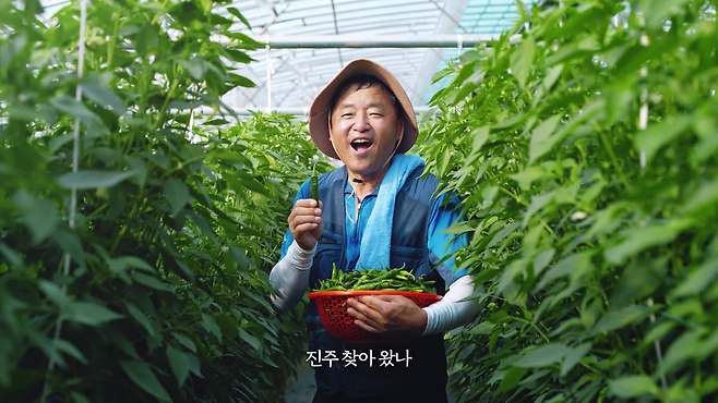 지난해 출시된 맥도날드 ‘진주 고추크림치즈버거’ 광고의 한 장면. 진주에서 고추를 키우는 농민들이 직접 모델로 등장한다.