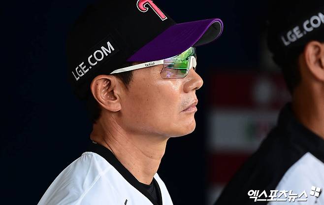 8일 오후 서울 송파구 잠실야구장에서 열린 '2025 신한 SOL Bank KBO리그' 한화 이글스와 LG 트윈스의 경기, LG 염경엽 감독이 더그아웃서 경기를 지켜보고 있다. 엑스포츠뉴스 DB