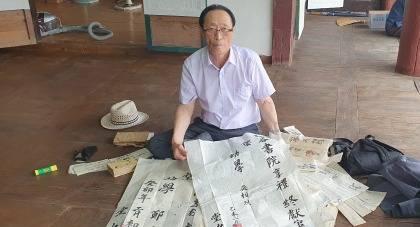 오상열 성균관유도회 장기지부 신임 회장이 16일 경북일보와의 인터뷰에서 자신이 쓴 축문 등을 보이는 모습. 황영우 기자