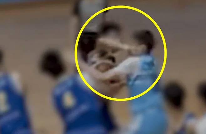 12일 강원 양구군 문화체육관에서 열린 ‘2025 한국중고농구 주말리그 왕중왕전’ 준결승전에서 한 선수가 상대편 중학교의 선수를 주먹으로 가격하는 일이 발생했다. (사진=유튜브 ‘농야모’캡처)