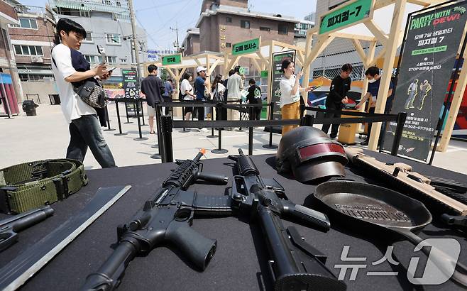 지난 5월 서울 성동구 펍지 성수에서 열린 배틀그라운드 모바일 7주년 팝업스토어를 찾은 게이머 등 시민들이 행사장에 마련된 각종 체험을 하고 있다. 2025.5.21/뉴스1 ⓒ News1 장수영 기자