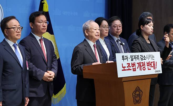 손경식 한국경영자총협회(경총) 회장 등 경제6단체가 18일 서울 여의도 국회 소통관에서 노란봉투법 개정안 수정을 촉구하는 기자회견을 하고 있다. /남강호 기자