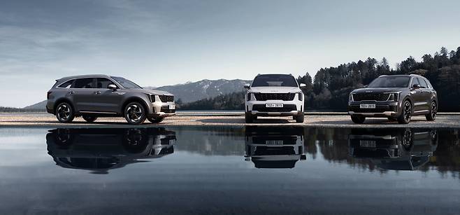 기아의 중형 SUV 쏘렌토. 올 상반기 쏘렌토 하이브리드는 3만6742대가 팔렸다. 최근 국내 자동차 시장에서 내연기관 엔진과 전기모터 모두를 활용해 달리는 하이브리드차의 인기가 급증하며, 다양한 하이브리드차를 시장에 내놓으려는 업체들의 경쟁이 치열해지고 있다. /기아