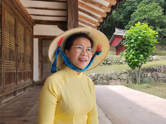 지난 18일 경북 봉화군 봉성면 충효당에서 만난 도 옥 루이엔 교수가 봉화군이 추진 중인 'K-베트남 밸리 조성사업'에 대해 이야기하고 있다. 김정석 기자