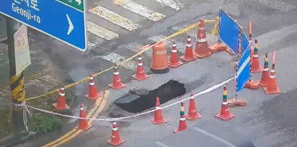 지난 18일 오후3시22분께 인천 서구 석남동 한 도로에 땅꺼짐이 일어나 차로 통행이 부분적으로 제한됐다. 인천소방본부 제공