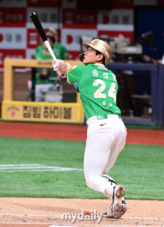 2025년 8월 2일 오후 서울 고척스카이돔에서 열린 '2025 신한 SOL뱅크 KBO 리그' 롯데 자이언츠와 키움 히어로즈의 경기. 키움 송성문이 1회말 선두타자로 나와 좌익수 플라이를 치고 있다./마이데일리