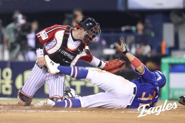 한화 이글스 손아섭이 포수 박동원의 홈 태그를 피해 슬라이딩을 하고 있다./한화 이글스