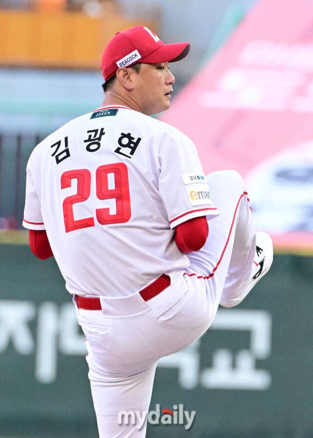 2025년 8월 7일 오후 인천 SSG랜더스필드에서 열린 '2025 신한 SOL뱅크 KBO 리그' 삼성 라이온즈와 SSG랜더스의 경기 SSG 선발투수 김광현이 역투하고 있다./마이데일리