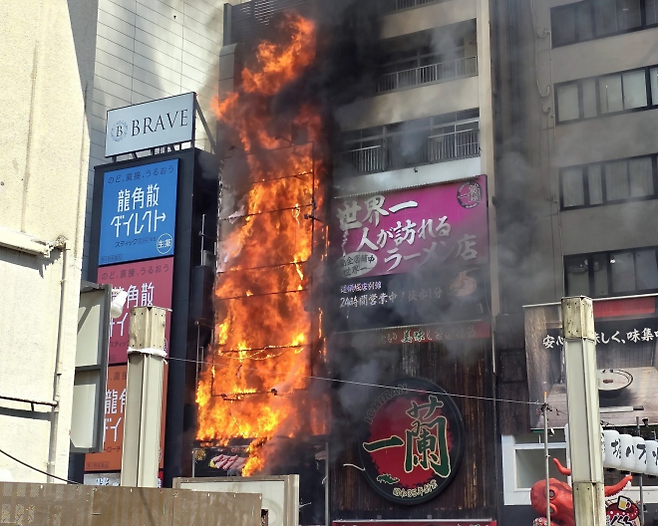 18일 오전 9시 50분쯤 오사카 번화가 도톤보리에 있는 건물에서 화재가 발생했다. 엑스(X) 캡처