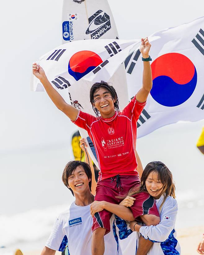 2025 아시안 서핑 챔피언십에서 남자오픈부문과 U18부문 우승을 차지한 카노아 희재 ⓒ 양양군 제공