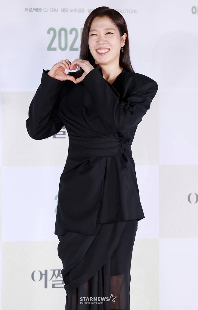 배우 염혜란이 19일 서울 용산구 CGV아이파크몰에서 열린 영화 ‘어쩔수가 없다‘ 제작보고회에서 포즈를 취하고 있다. '어쩔 수가 없다'는 모든 것이 만족스러웠던 회사원 만수가 갑작스러운 해고 이후 가족과 집을 지키기 위해 재취업 전쟁에 뛰어드는 이야기를 그린다. 오는 9월 개봉 예정. /2025.08.19 /사진=김휘선 hwijpg@