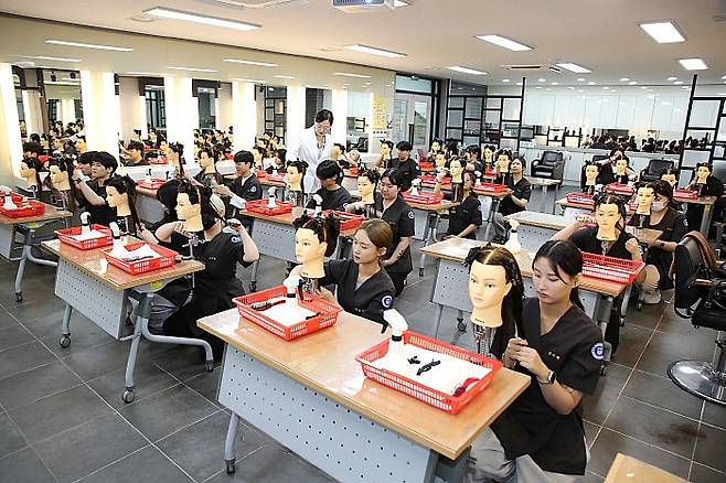 서영대 뷰티미용학과 학생들이 실습하고 있는 모습. 서영대 제공