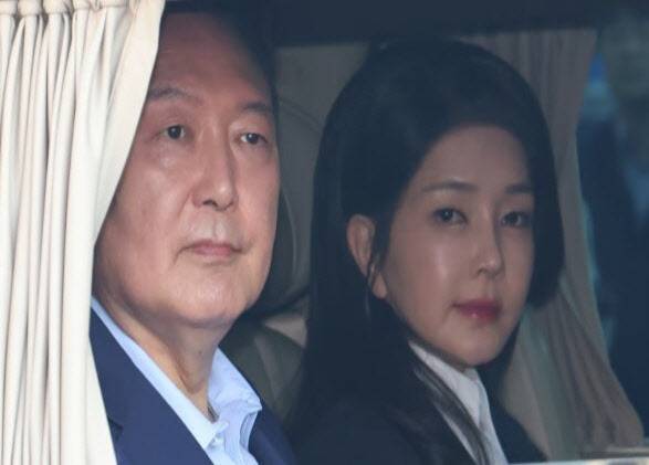 윤석열 전 대통령과 김건희 전 여사가 지난 4월11일 오후 서울 용산구 대통령 관저에서 나와 차를 타고 사저로 향하고 있는 모습. (사진=뉴스1)