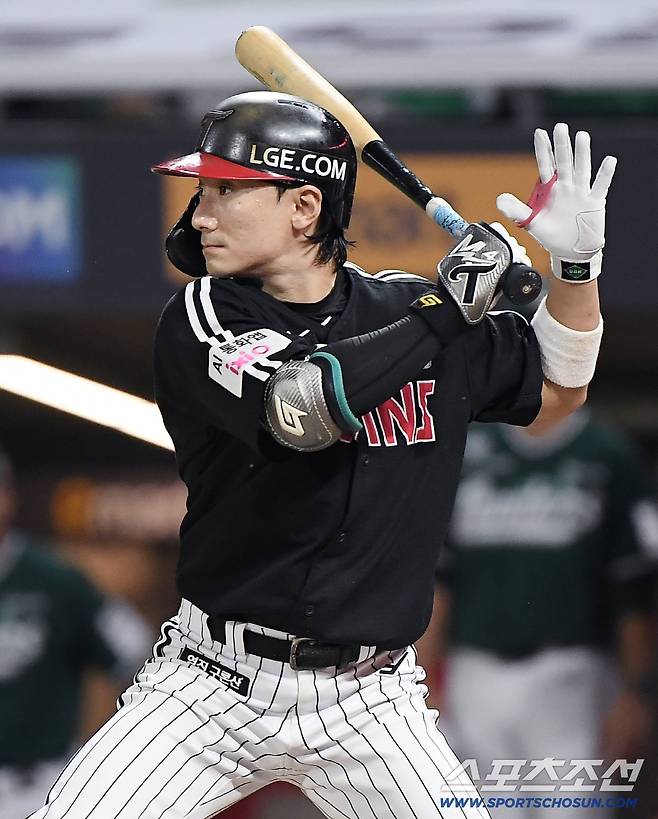 15일 인천 SSG랜더스필드에서 LG-SSG전. 7회초 2사 1루. 신민재가 타석에서 타임을 요청하고 있다. 인천=정재근 기자 cjg@sportschosun.com/2025.8.15/