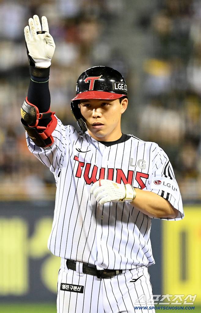 19일 잠실야구장에서 열린 롯데와 LG의 경기, 5회말 1사 2,3루 문성주가 2타점 적시타를 치고 기뻐하고 있다. 잠실=허상욱 기자wook@sportschosun.comm/2025.08.19/