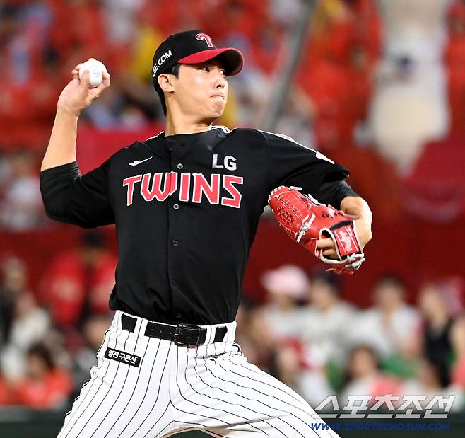 16일 인천SSG랜더스필드에서 열린 LG와 SSG의 경기, LG 이정용이 역투하고 있다. 인천=허상욱 기자wook@sportschosun.com/2025.08.16/