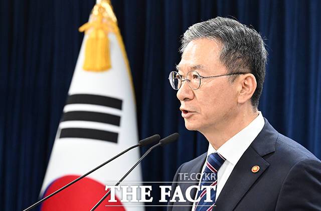 정성호 법무부 장관이 11일 오후 서울 종로구 정부서울청사에서 광복절 특별사면과 관련해 브리핑하고 있다. /임영무 기자