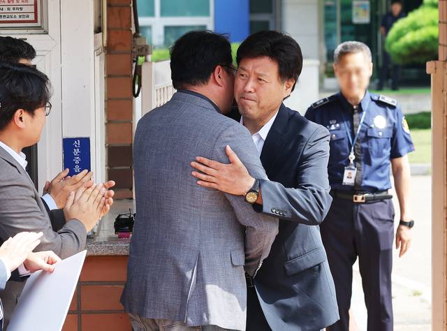 성남 대장동 개발 민간업자 일당에게 금품을 받은 혐의로 항소심에서 실형을 선고받고 법정구속 된 김용 전 민주연구원 부원장이 20일 경기도 화성시 마도면 화성직업훈련교도소에서 보석으로 석방되고 있다.