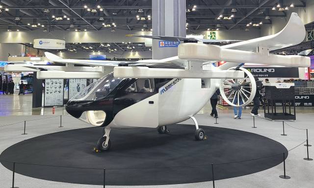2025 서울모빌리티쇼가 열린 3일 경기도 고양 킨텍스에 전시된 삼보모터스그룹의 수소전지 하이브리드형 도심항공교통(UAM). 연합뉴스