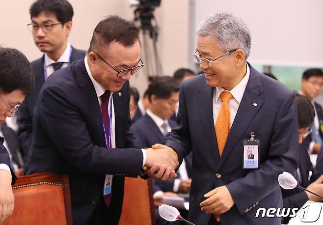 김동철 한국전력공사 사장(오른쪽)과 황주호 한국수력원자력 사장이 19일 서울 여의도 국회에서 열린 산업통상자원중소벤처기업위원회의 한국전력공사, 한국수력원자력, 한국전력거래소 등에 대한 국정감사에서 인사나누고 있다. 2023.10.19/뉴스1 ⓒ News1 임세영 기자