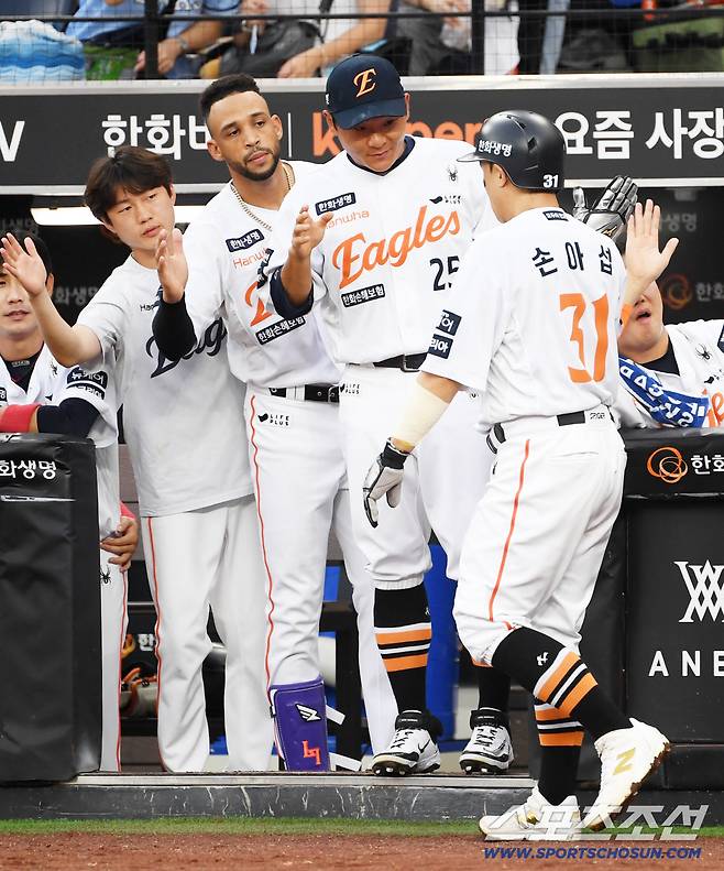 20일 대전 한화생명볼파크에서 열린 한화 이글스와 두산 베어스의 경기. 한화 손아섭이 득점 후 하이파이브를 하고 있다. 대전=박재만 기자 pjm@sportschosun.com/2025.08.20/