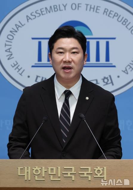 지난 9일 국회에서 기자회견하는 국민의힘 진종오 의원. 진 의원은 8월 19일 국회 문화체육관광위원회 전체회의에서 "씨름부 코치가 선수 머리를 삽으로 가격했는데 이건 특수 폭행"이라며 "이런 일이 일어나는 건 지도자 교육과 인권 관련 체계적인 제도가 없기 때문"이라고 질타했다. / 뉴시스