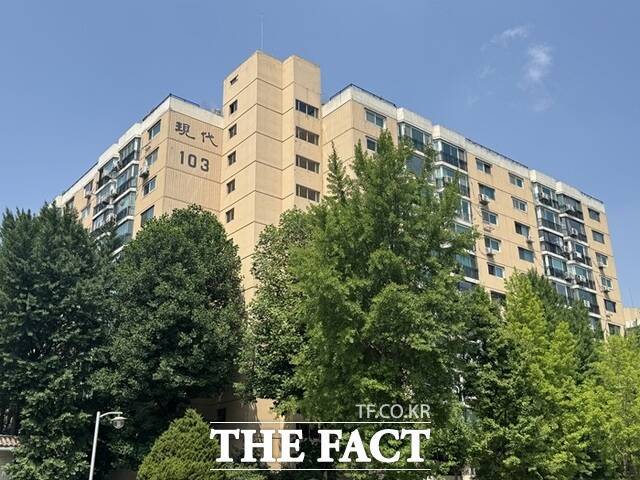 압구정2구역 재건축 조합이 지난 20일 개최한 2차 현장설명회에 현대건설만 참석했다. /황준익 기자