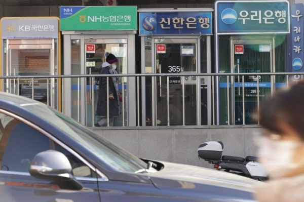국내은행의 올해 상반기 순이익이 15조원에 육박하며 전년보다 18% 늘었다.ⓒ연합뉴스